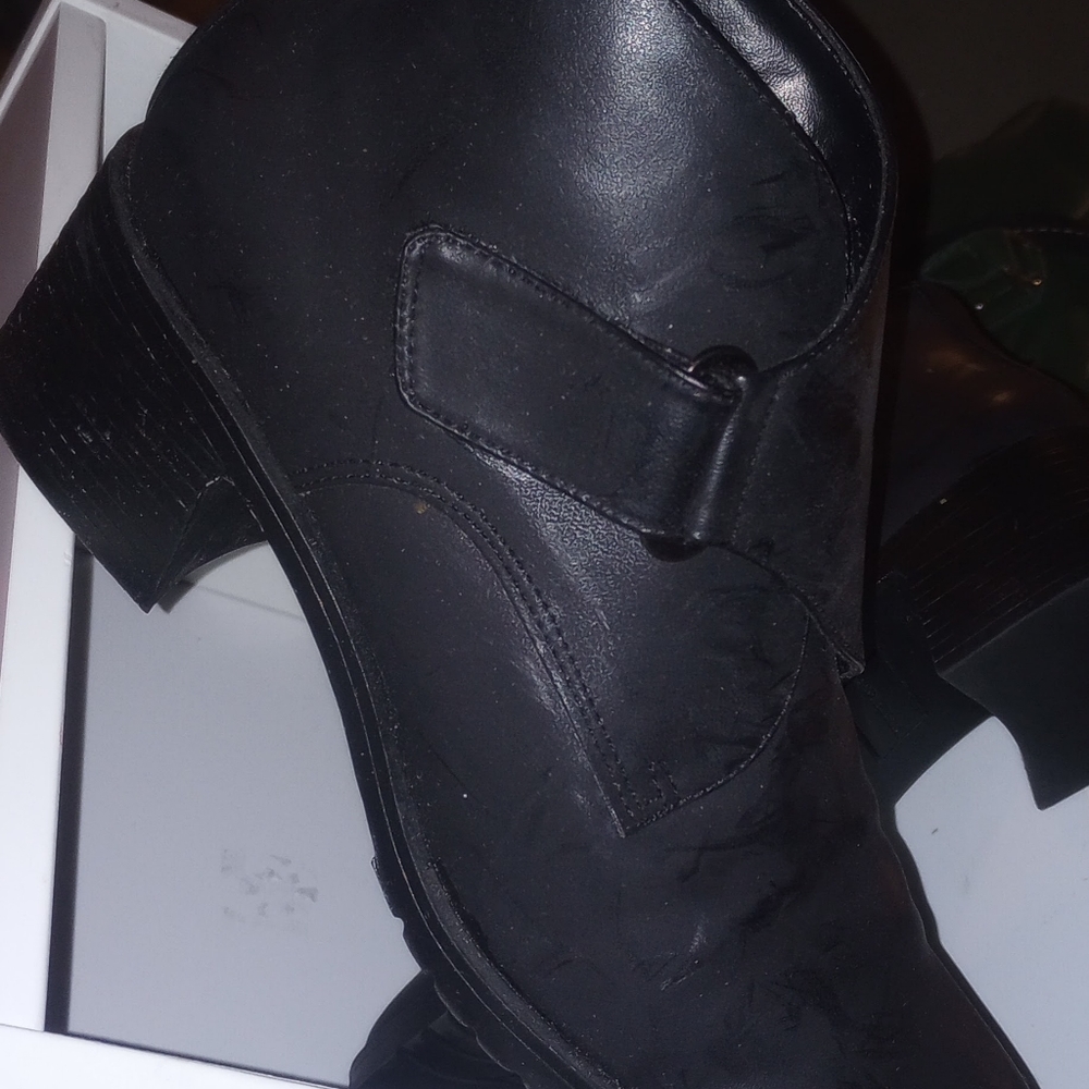 NIB Expressions Low Boot (8.5)
